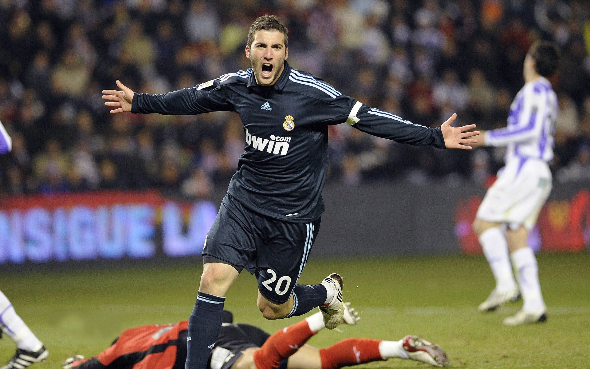 国际水上高空滑索比赛，飞跃山谷的极速体验，高空滑翔索道